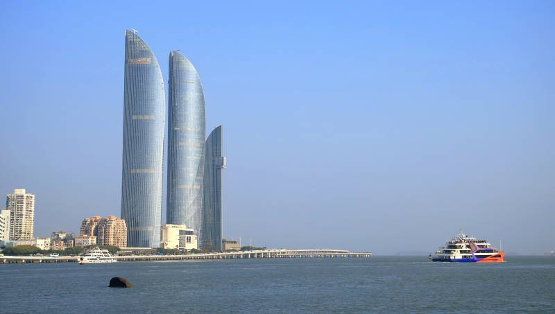 海湾高楼与游船图片