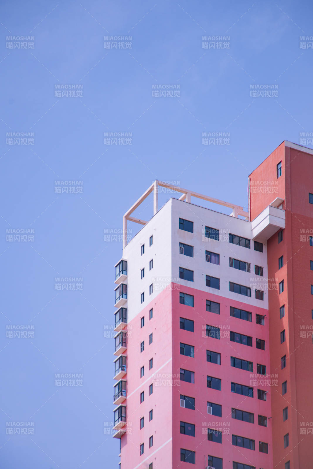 粉白高楼映蓝天图片