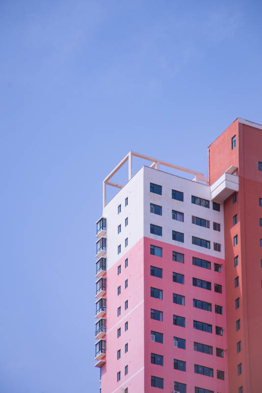 粉白高楼映蓝天图片