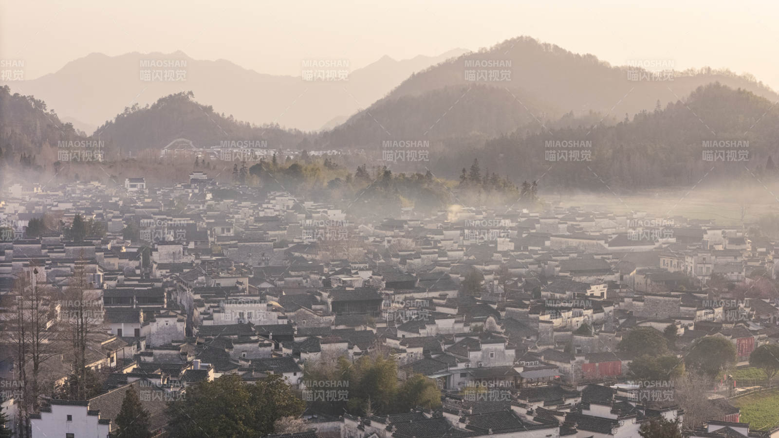 晨雾中的山城图片