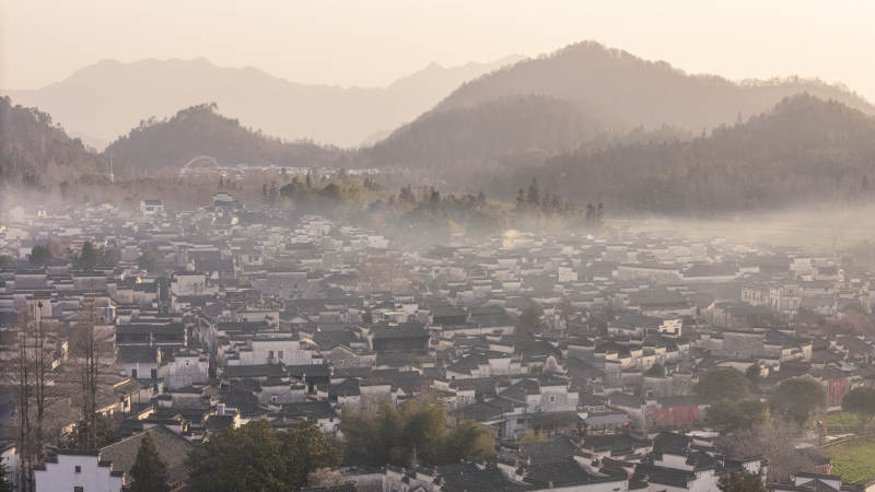 晨雾中的山城图片