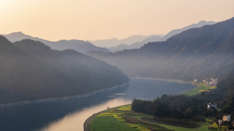 山水晨雾图图片