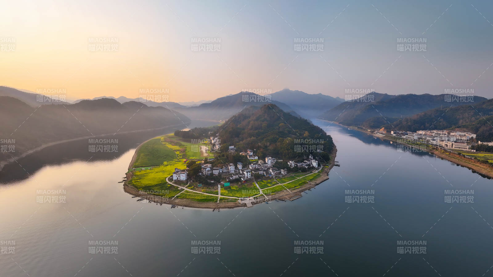 湖心半岛晨曦图片