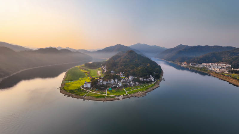 湖心半岛晨曦图片