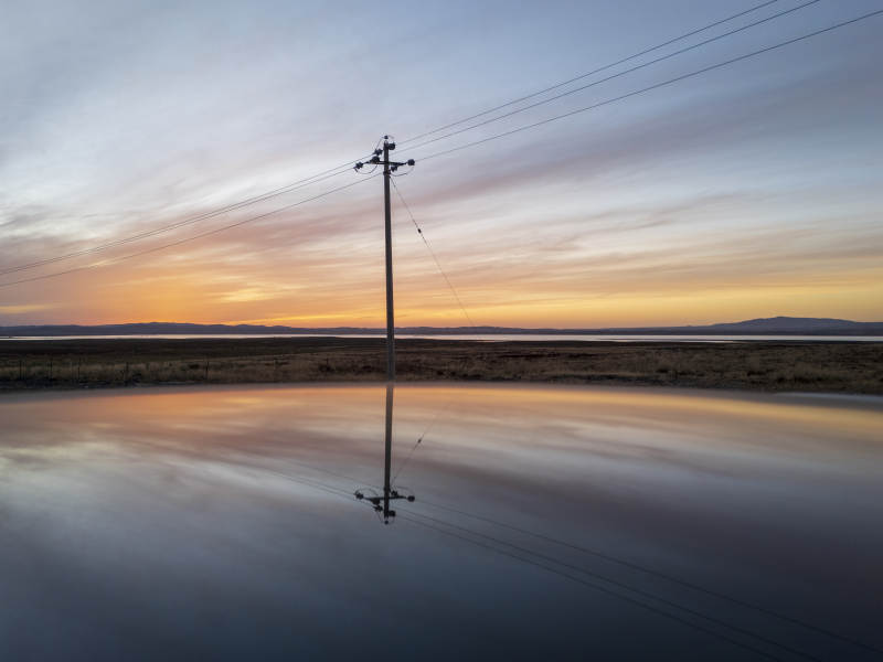 黄昏电线杆倒影图片
