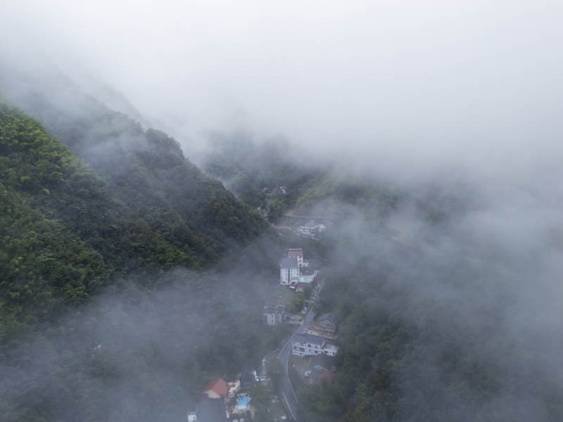 云雾缭绕山间村图片