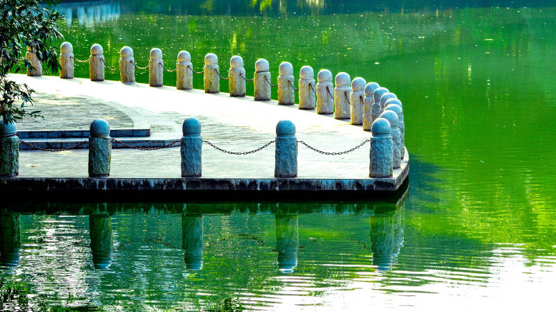 湖畔石栏静谧景图片