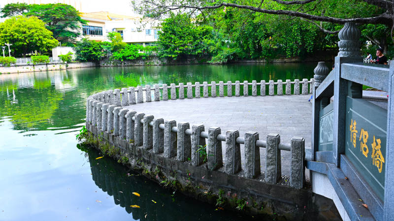 湖畔石桥静谧景图片