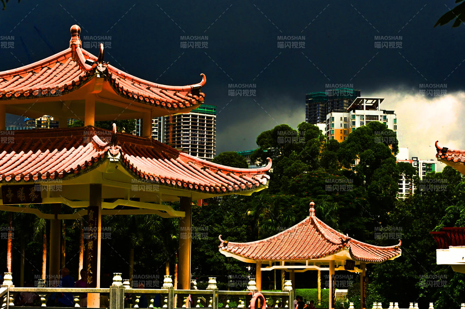 古亭映城景图片