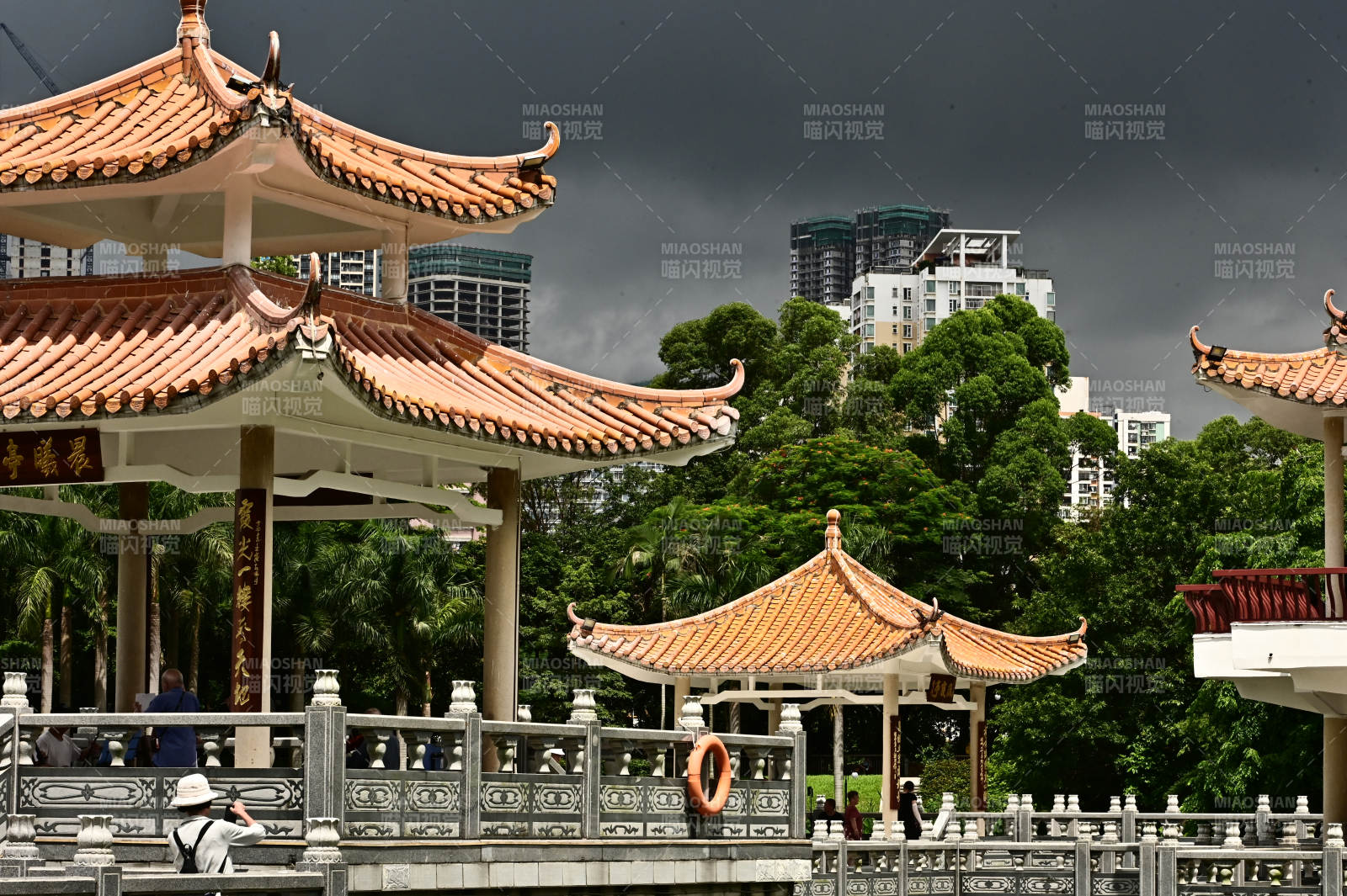 中式亭台与城市天际线图片