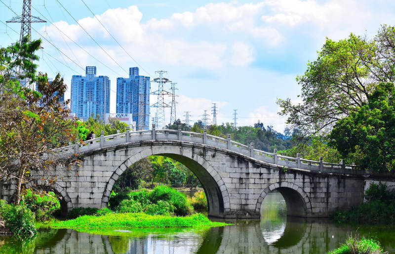 石桥映水城景图片