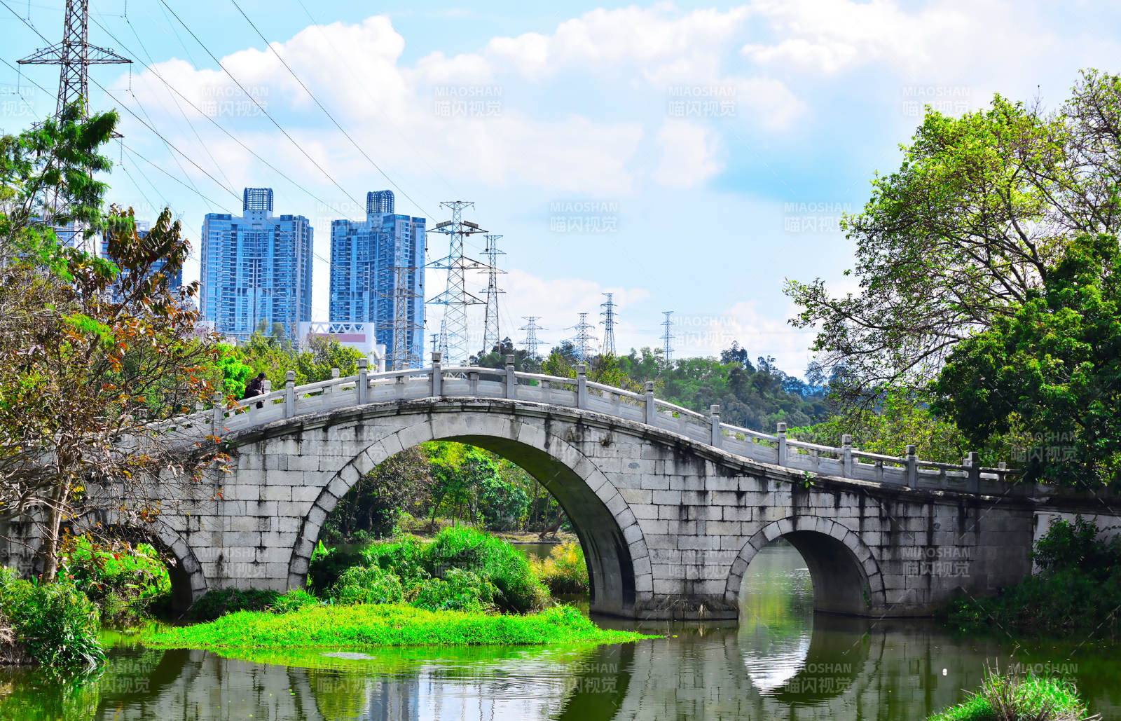 石桥映水城景图片