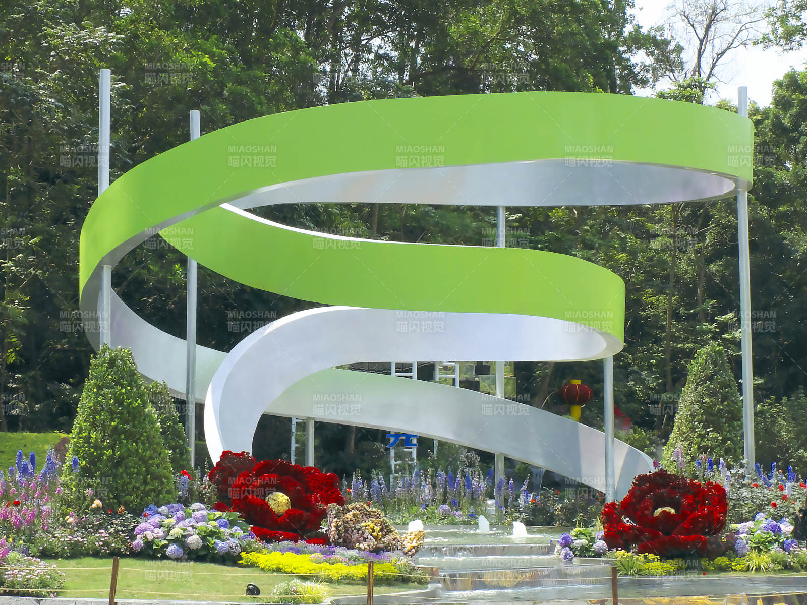 绿白螺旋花艺雕塑图片