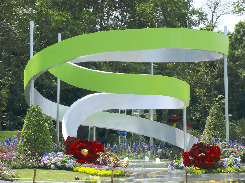 绿白螺旋花艺雕塑图片