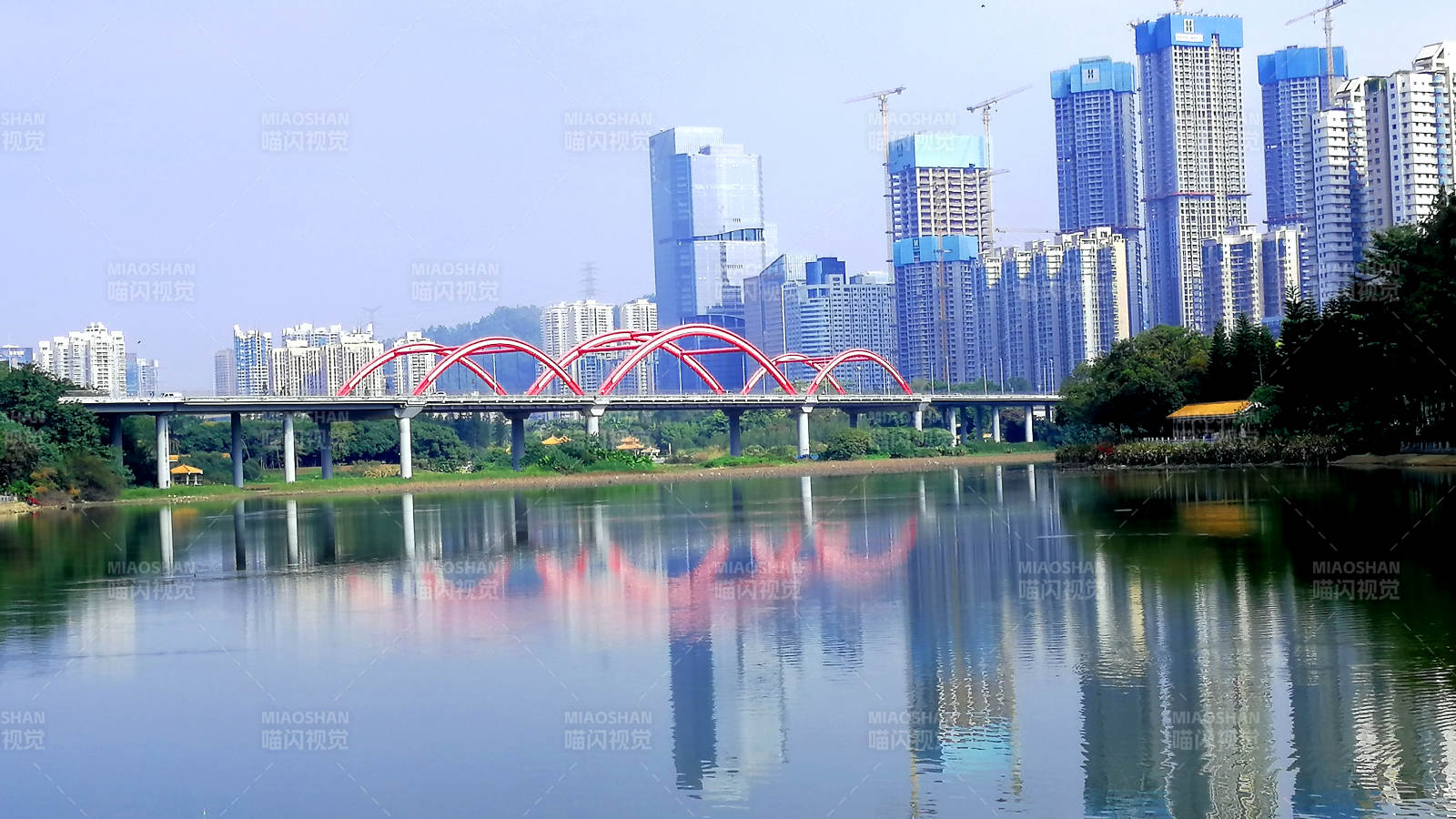 城市湖景与拱桥图片