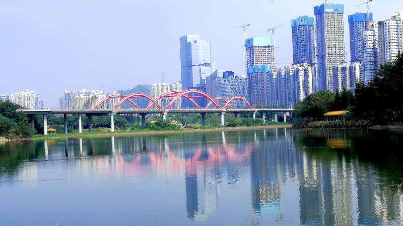 城市湖景与拱桥图片