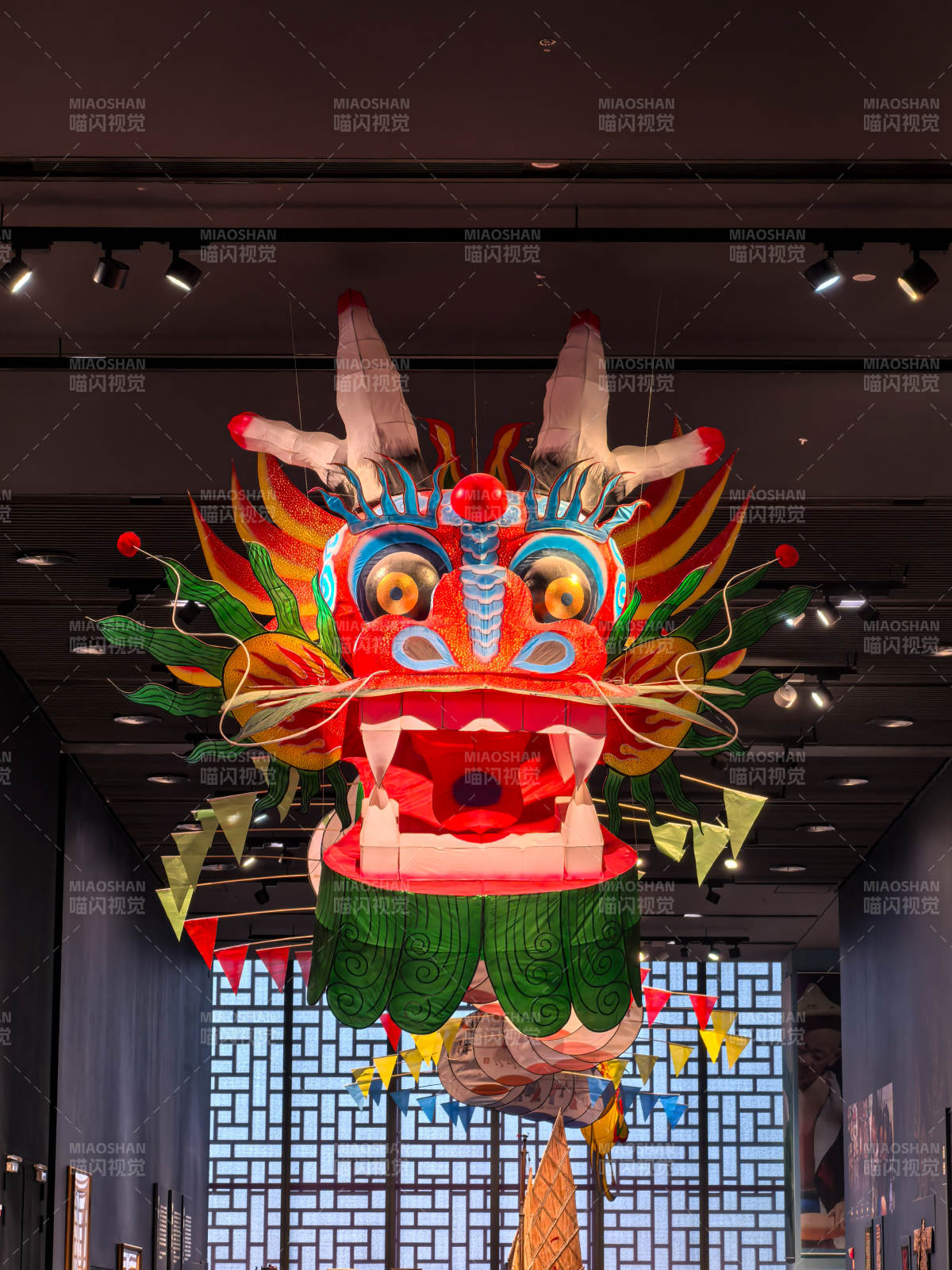 龙灯悬空展风采图片