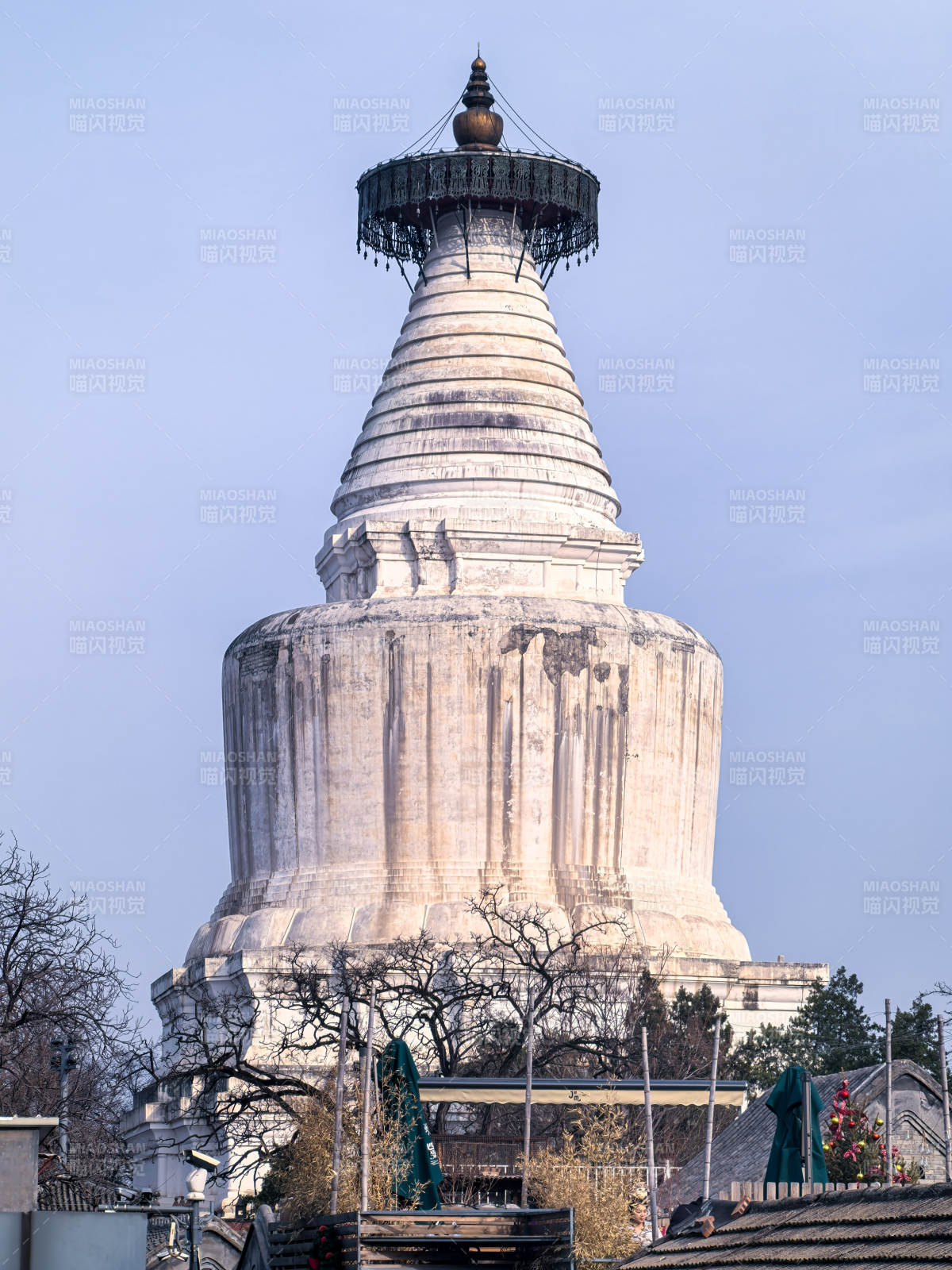 白塔巍然耸立图片