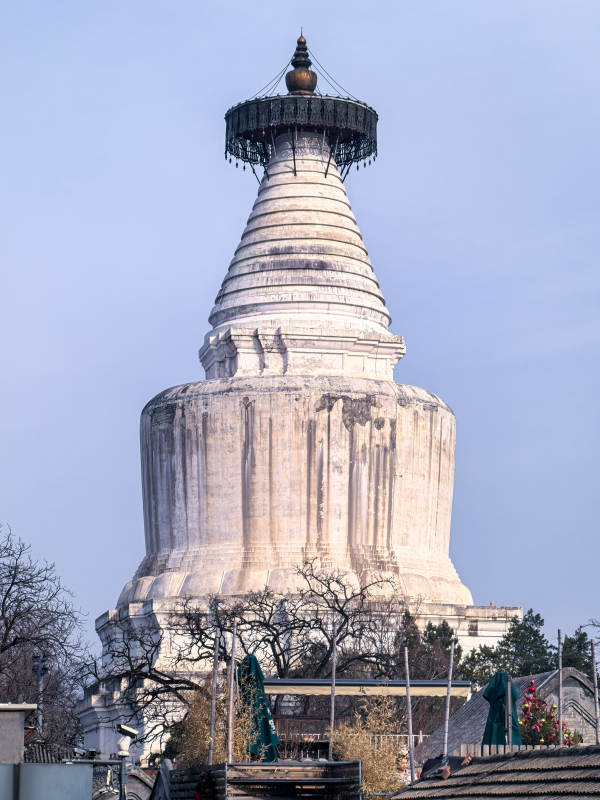 白塔巍然耸立图片