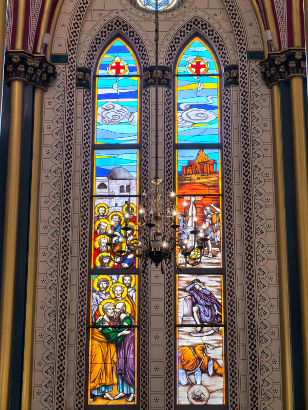 彩绘玻璃窗内的圣景图片