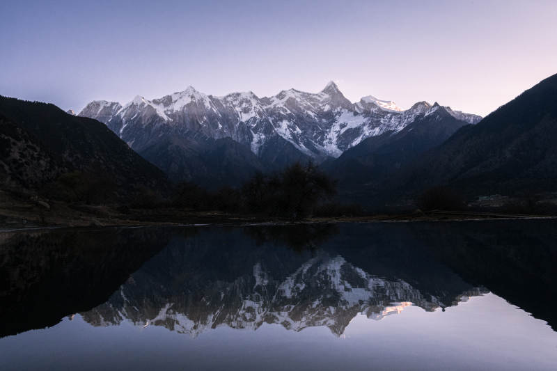 雪山倒影湖中图片