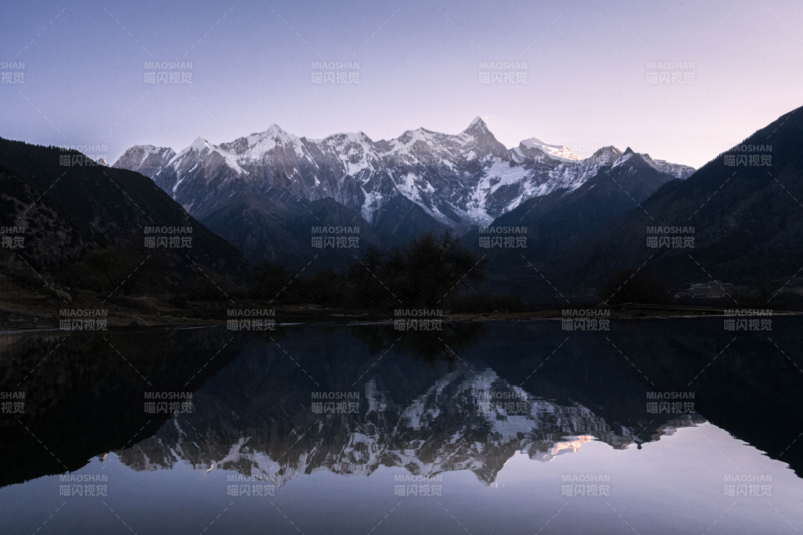 南迦巴瓦峰倒影图片