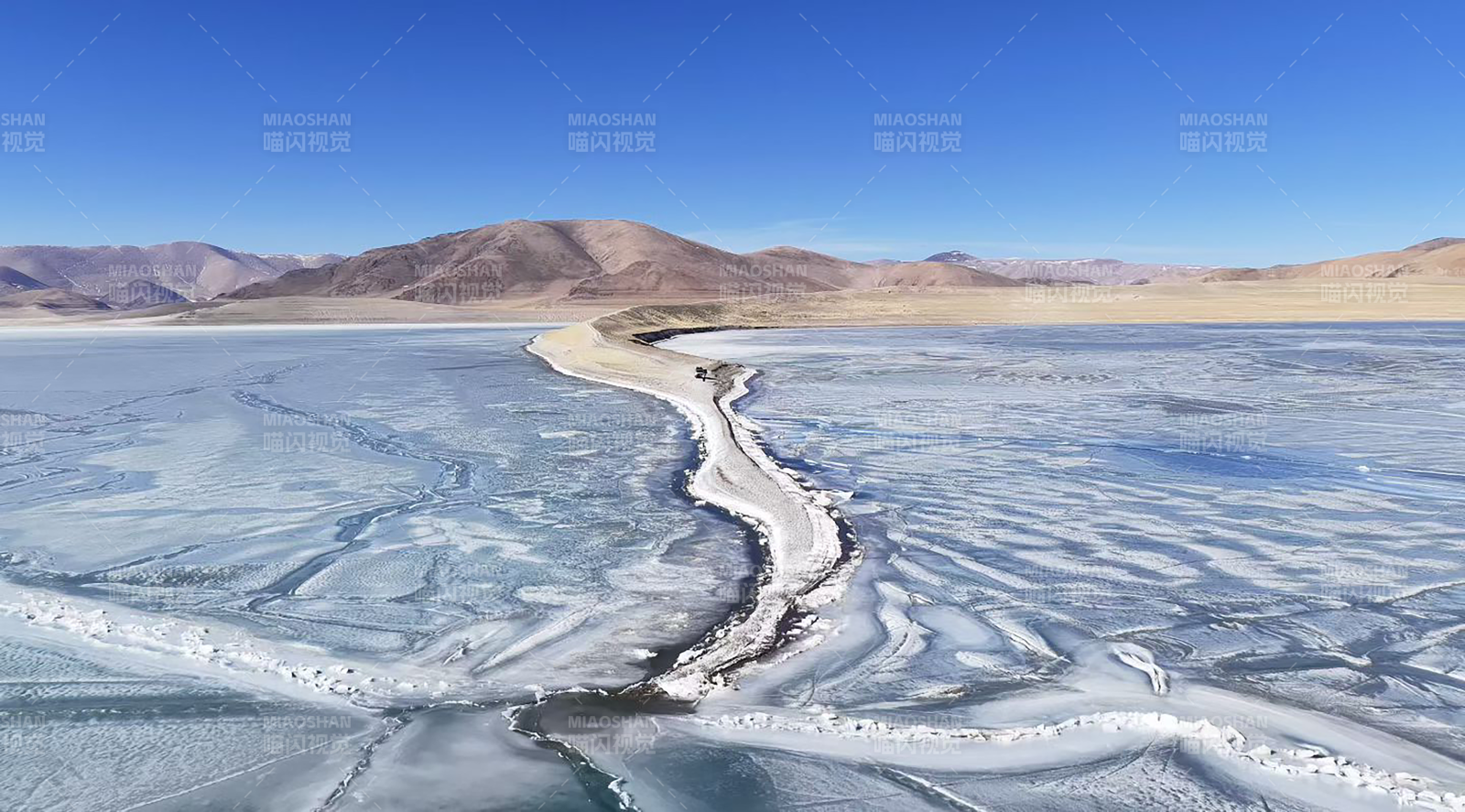 冰湖裂痕蜿蜒图片