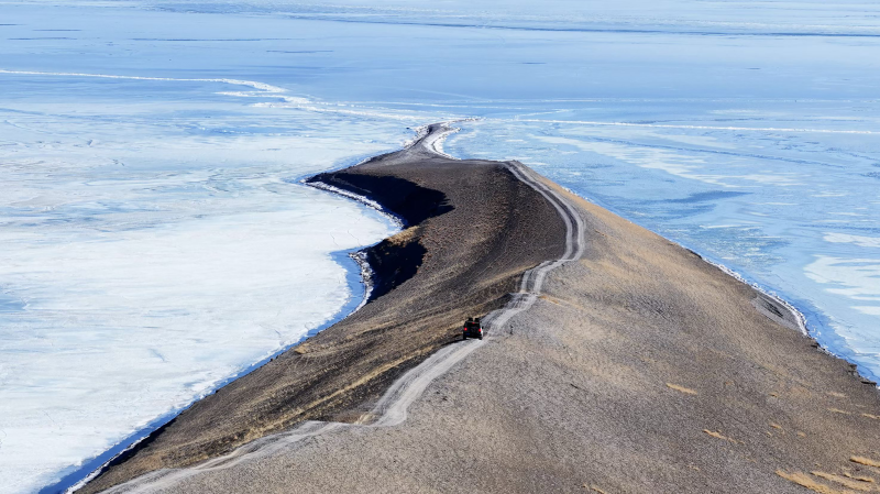 冰原上的孤路图片