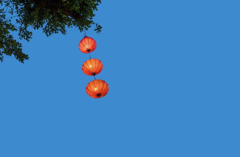 红灯笼挂蓝天图片