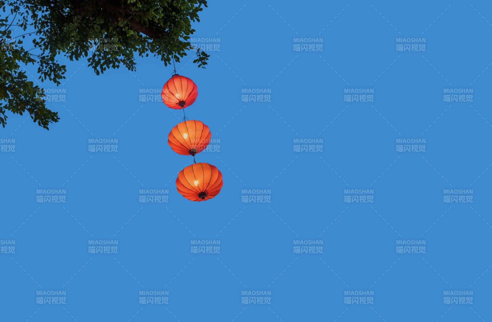 红灯笼挂蓝天图片