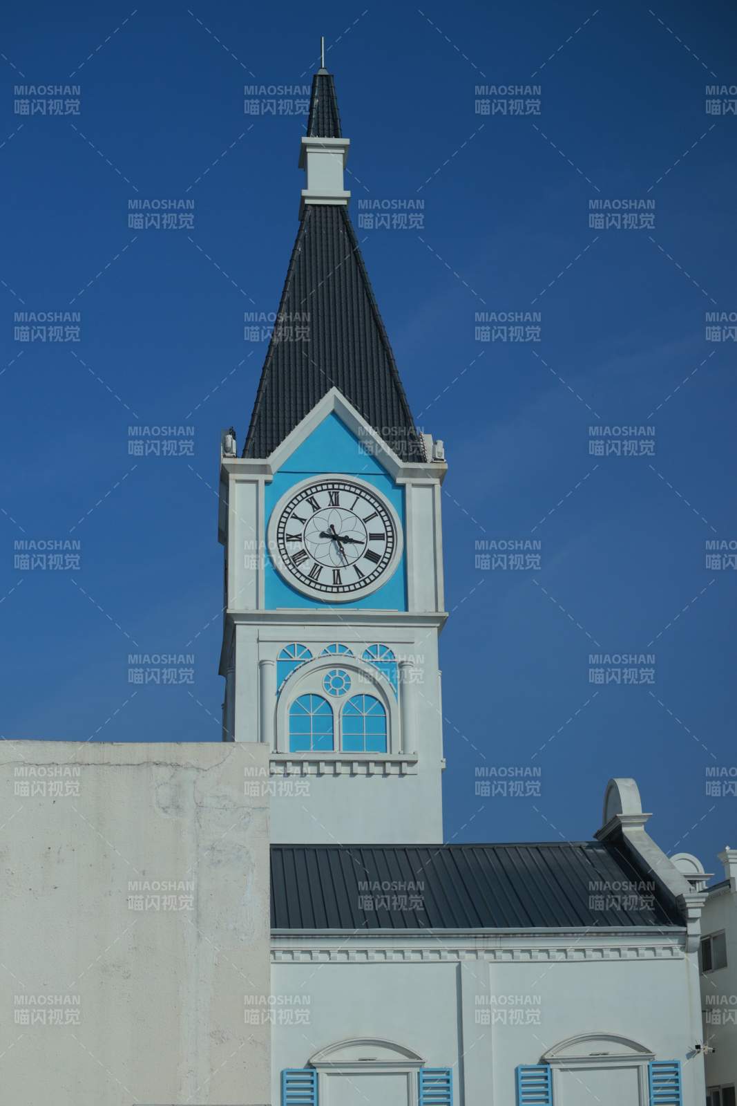 蓝白钟楼映蓝天图片