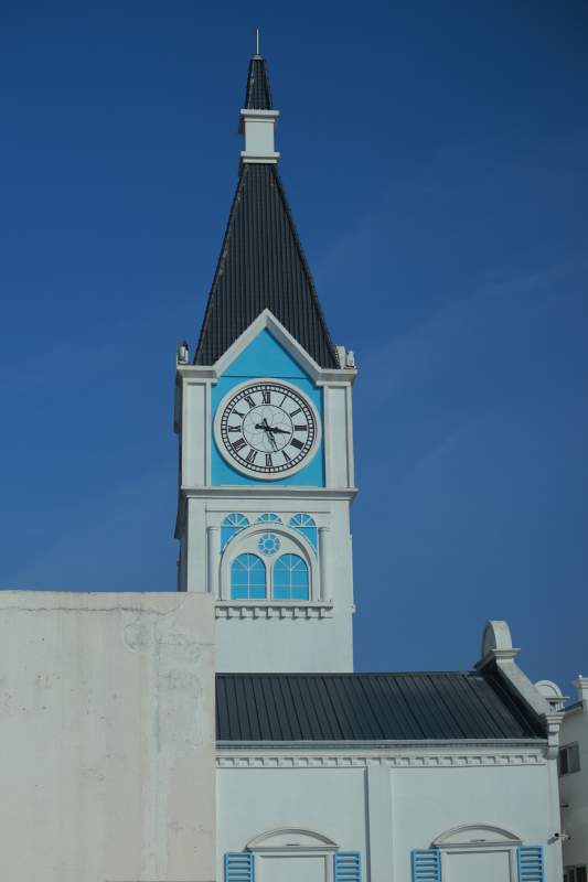 蓝白钟楼映蓝天图片