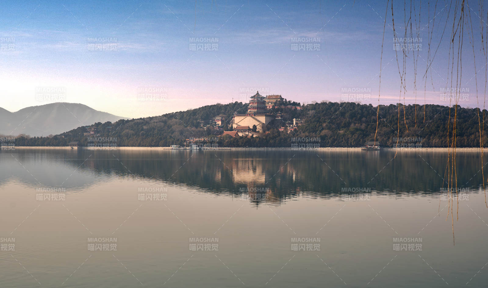 颐和园湖光山色映古寺图片
