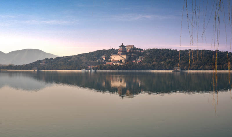 湖光山色映古寺图片