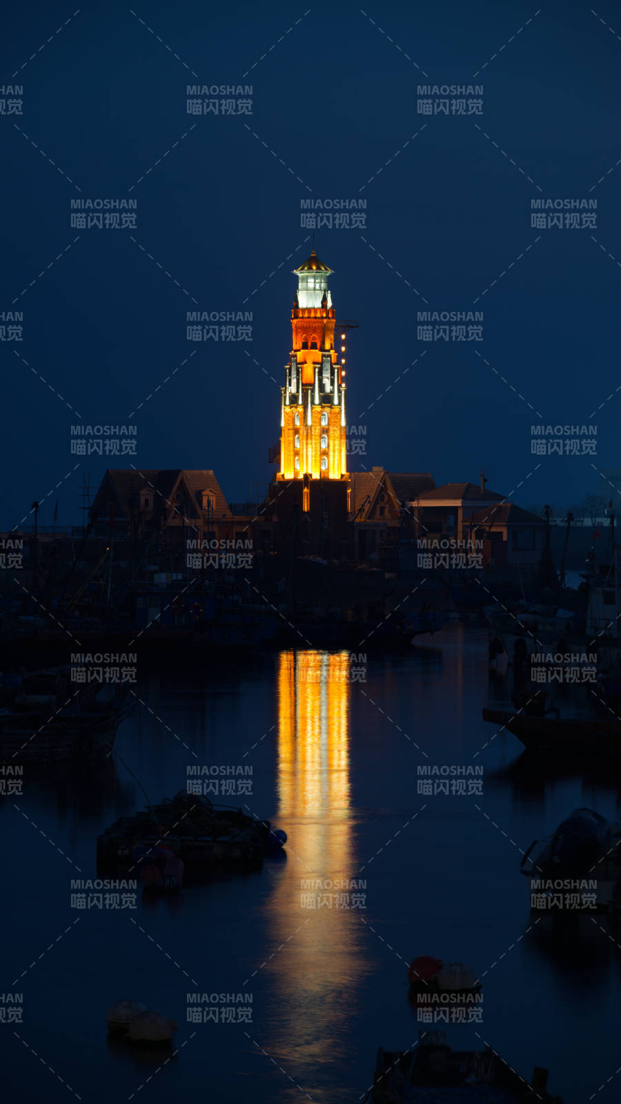 夜港灯塔映水光图片