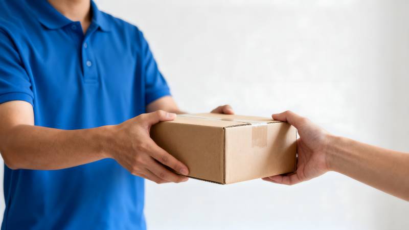 快递员递送包裹图片