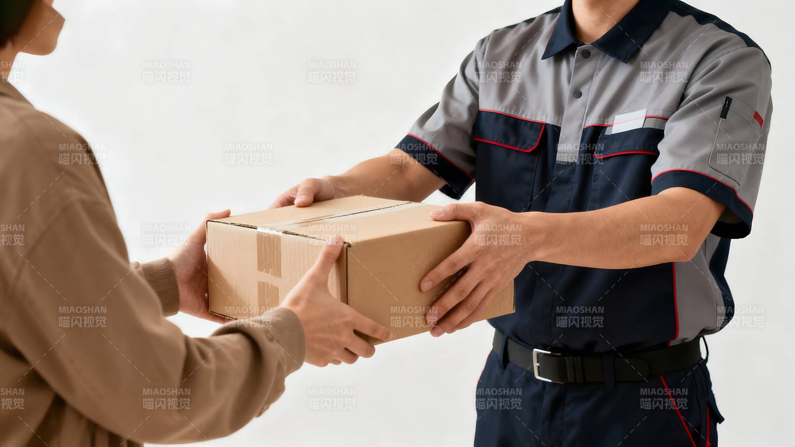 快递员递送包裹图片