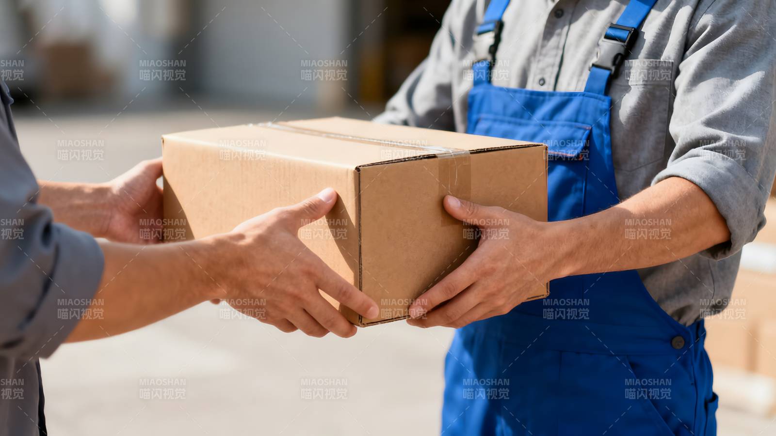 快递员递送包裹图片