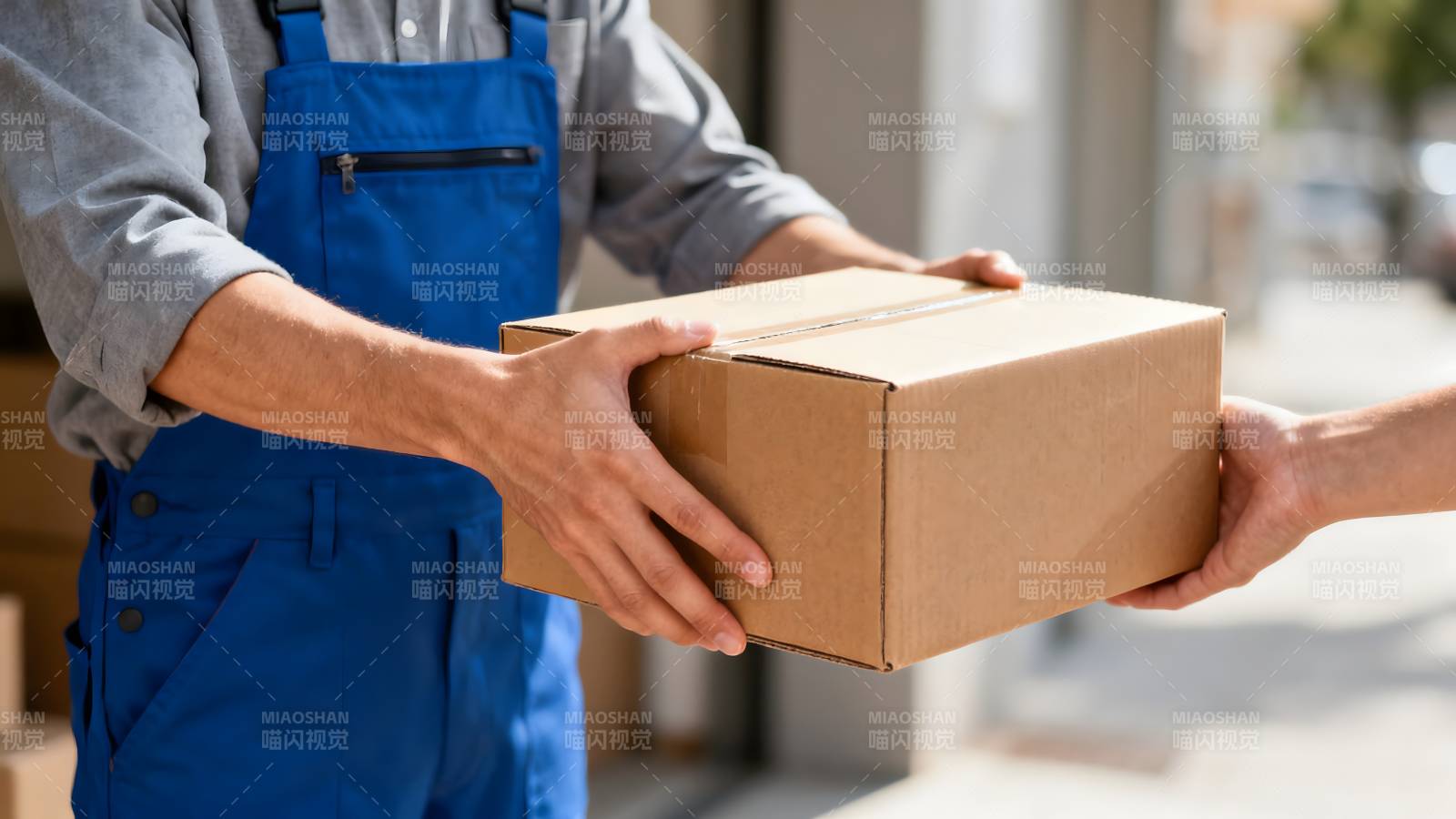 快递员递送包裹图片