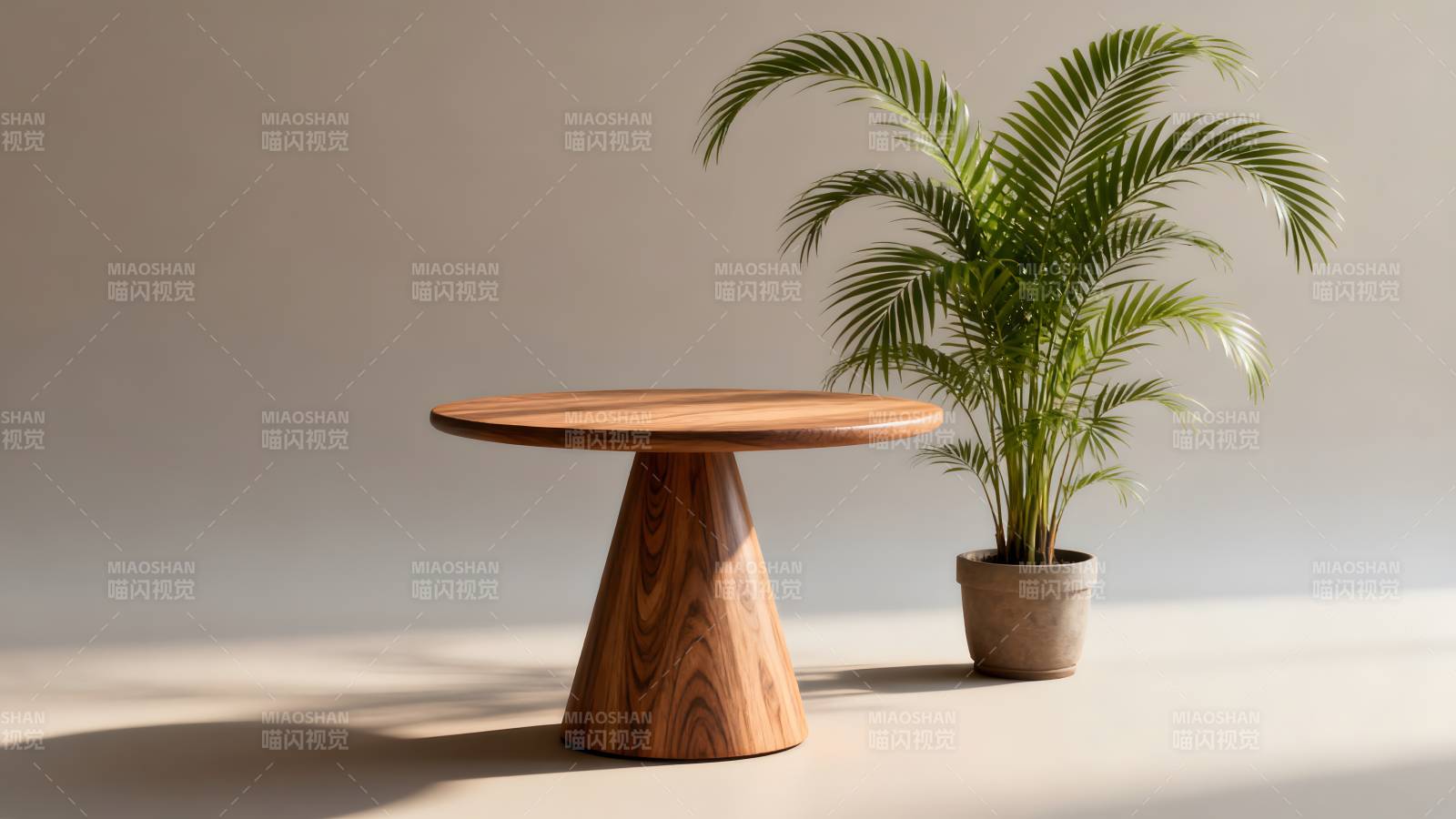 木桌绿植静谧角落图片