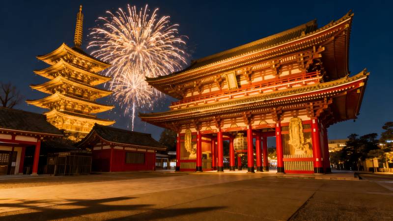 夜幕烟花映古寺图片