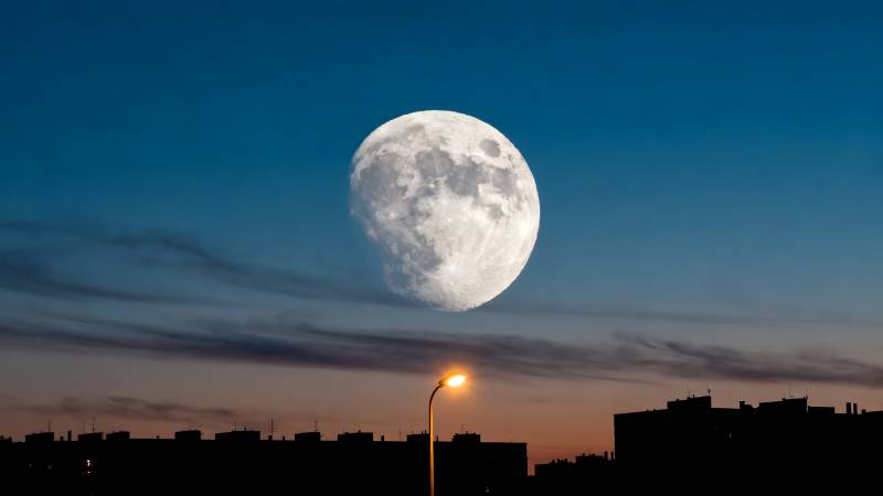 月升城市夜景图片