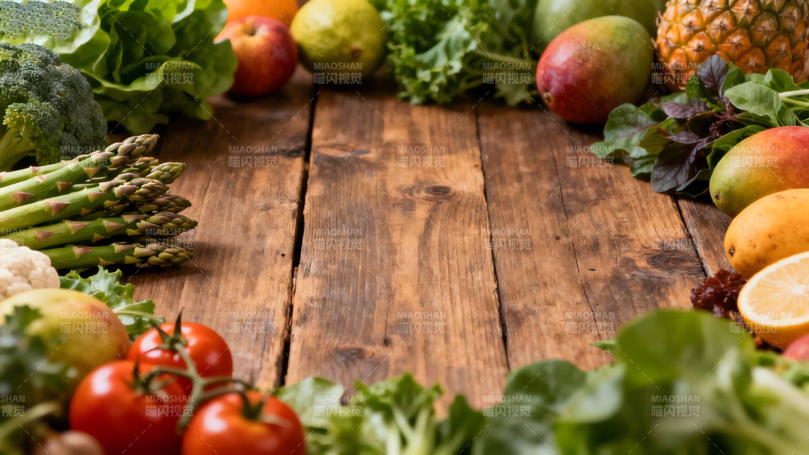 新鲜蔬果环绕木桌图片
