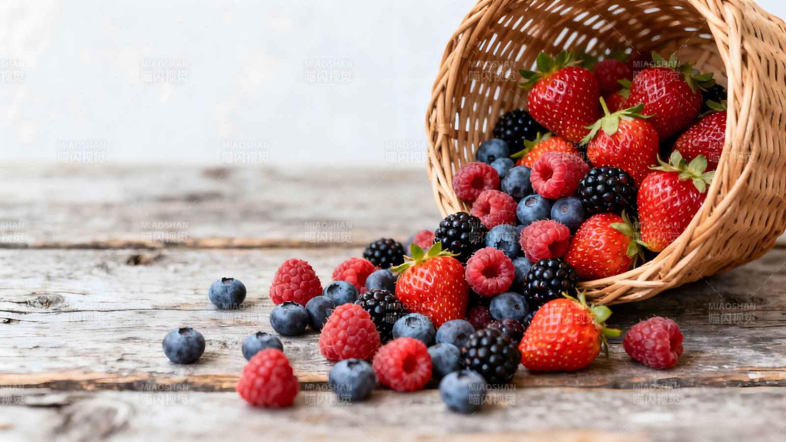 新鲜浆果倾泻而出图片