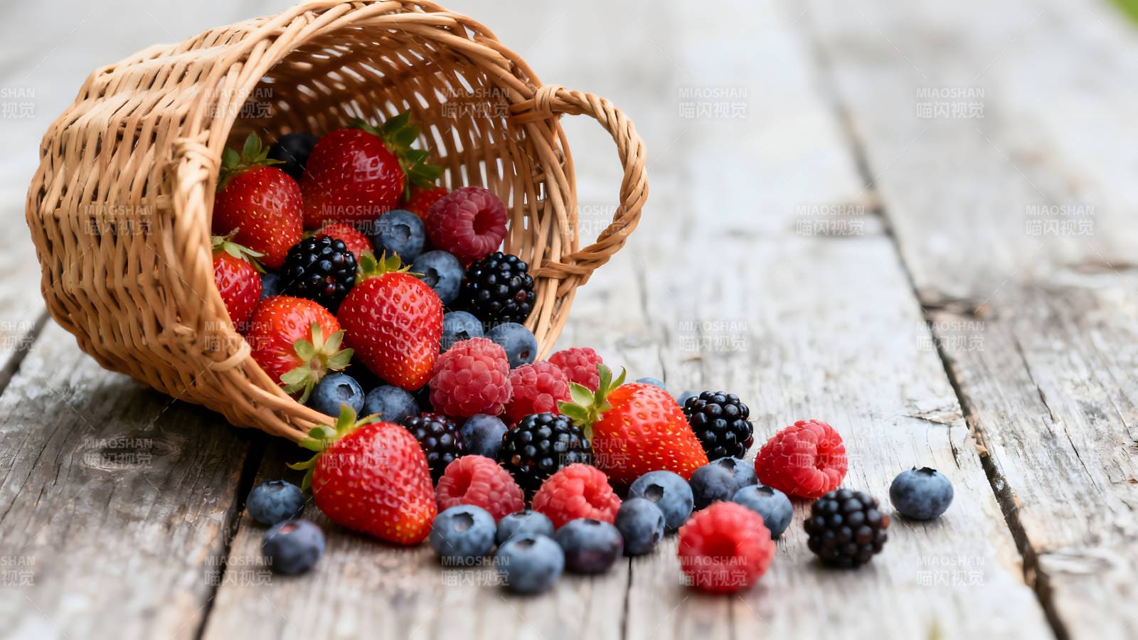 浆果溢出篮子图片