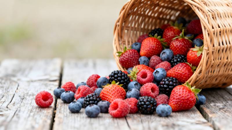 浆果溢出篮子图片