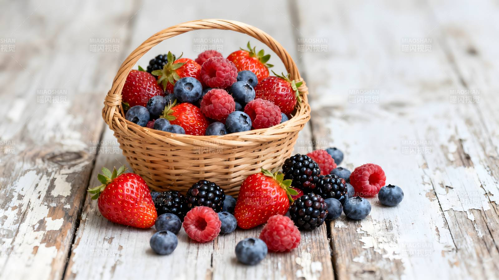 新鲜浆果篮图片