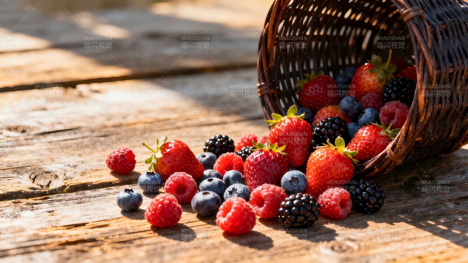 新鲜浆果洒落木桌图片