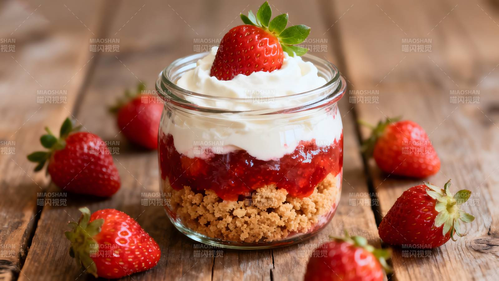 草莓奶油杯蛋糕图片