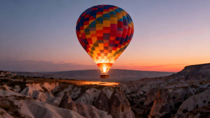 热气球翱翔日出时图片